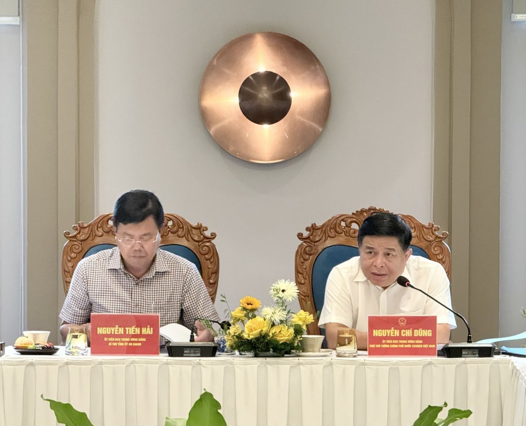 Phó Thủ tướng Nguyễn Chí Dũng chủ trì buổi làm việc với các bộ, ngành Trung ương, địa phương và các nhà đầu tư để nghe báo cáo về công tác chuẩn bị, tiến độ thi công dự án, công trình phục vụ Hội nghị APEC 2027 -Ảnh: VGP/Minh Ngọc
