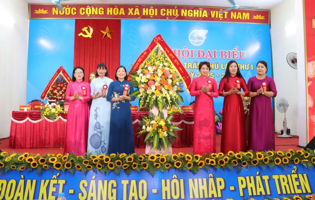 Hội LHPN thành phố tặng hoa chúc mừng Đại hội