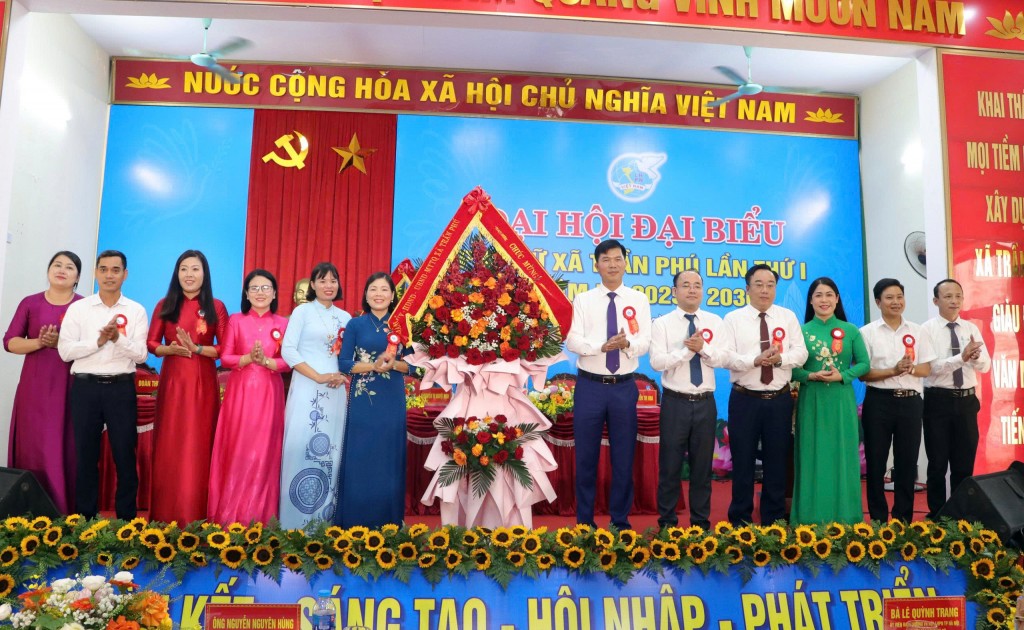 Lãnh đạo xã Trần Phú chúc mừng Đại hội