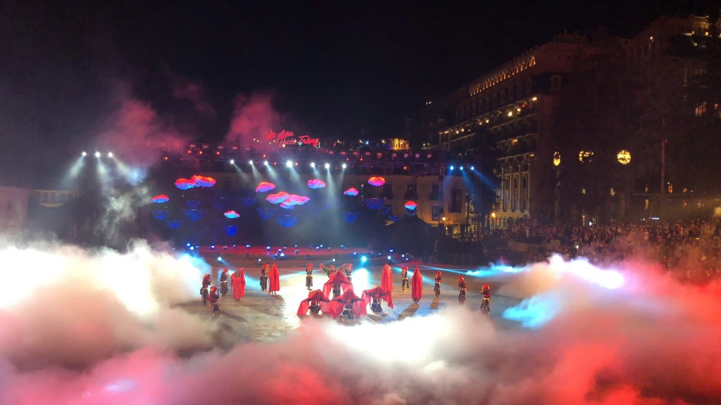 Sân khấu của hai chương trình diễn ra tại Sân Quần Sân khấu của hai chương trình diễn ra tại Sân Quần