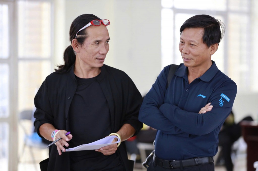 Tác giả kịch bản Hà Văn Thắng và đạo diễn Đặng Xuân Trường trao đổi về chương trình Tác giả kịch bản Hà Văn Thắng và đạo diễn Đặng Xuân Trường trao đổi về chương trình