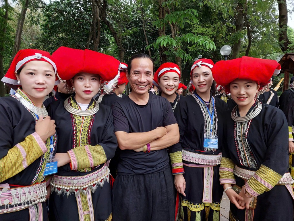 Đạo diễn Đặng Xuân Trường và các diễn viên Đạo diễn Đặng Xuân Trường và các diễn viên