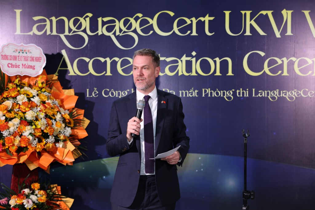 Phó Đại sứ Vương quốc Anh tại Việt Nam Alex Strugnell phát biểu tại lễ công bố.