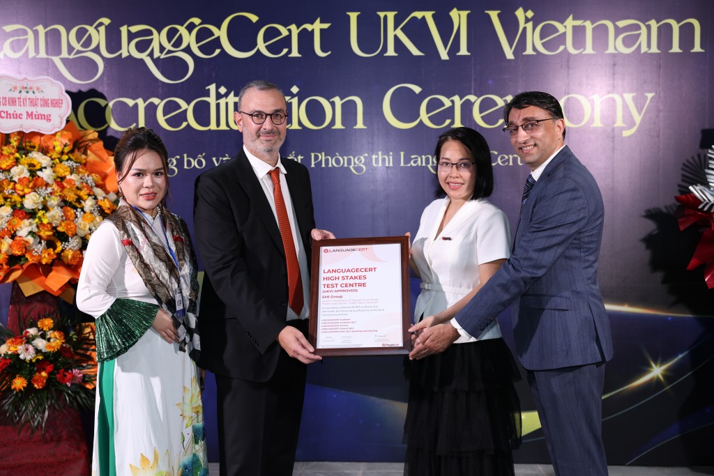Ban Điều hành LanguageCert trao chứng nhận Phòng thi LanguageCert UKVI cho EMI.