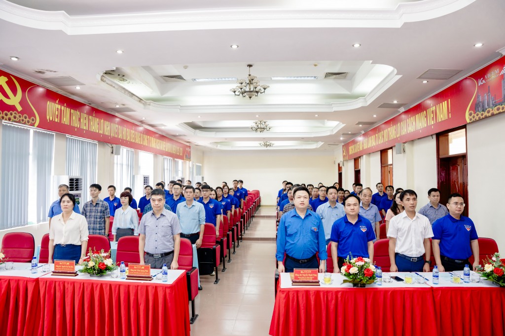 Đại biểu, cán bộ, đoàn viên Công ty Xi măng Tam Điệp thực hiện nghi thức chào cờ tại Đại hội.