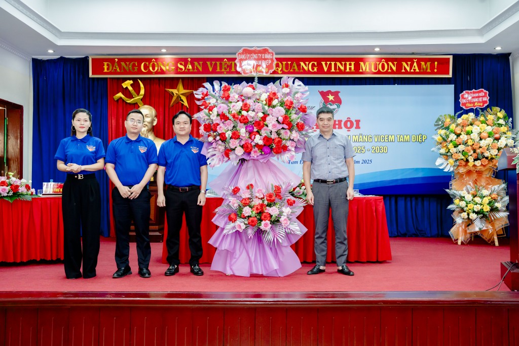 Tặng hoa Đại hội