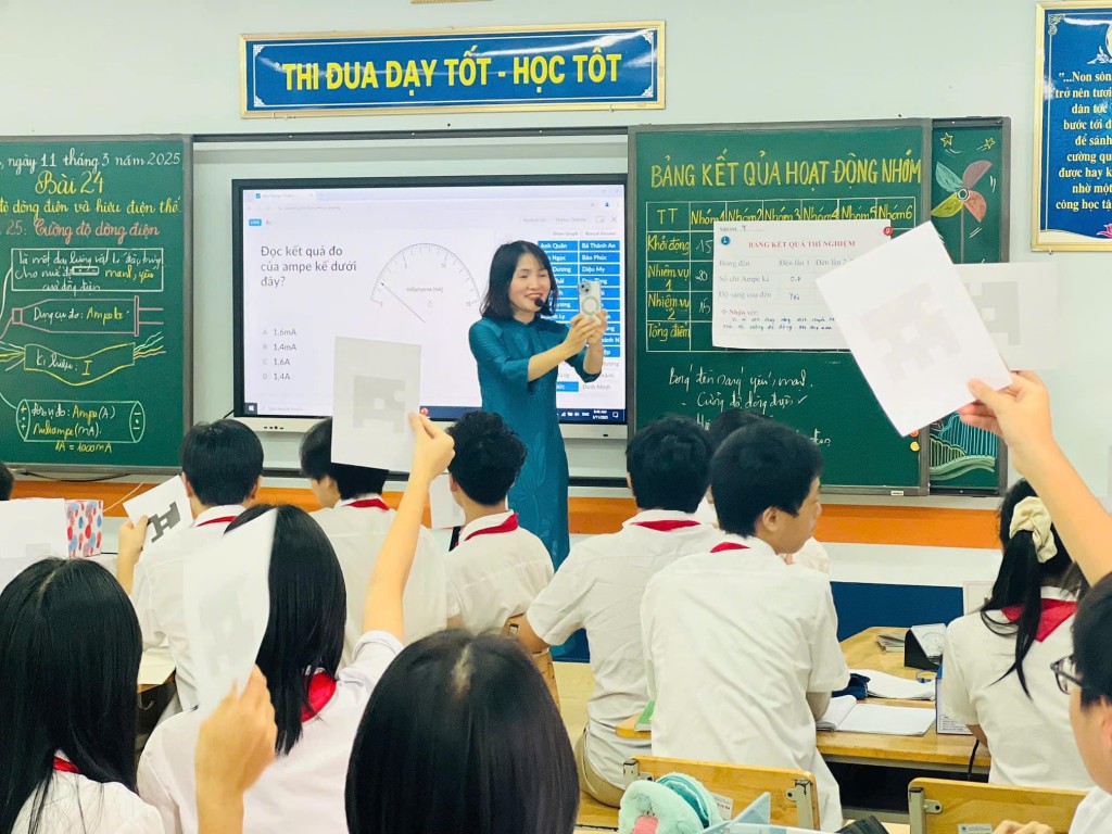 Cô và trò trường THCS Nguyễn Du, phường Đại Mỗ, Hà Nội trong một giờ học Cô và trò trường THCS Nguyễn Du, phường Đại Mỗ, Hà Nội trong một giờ học