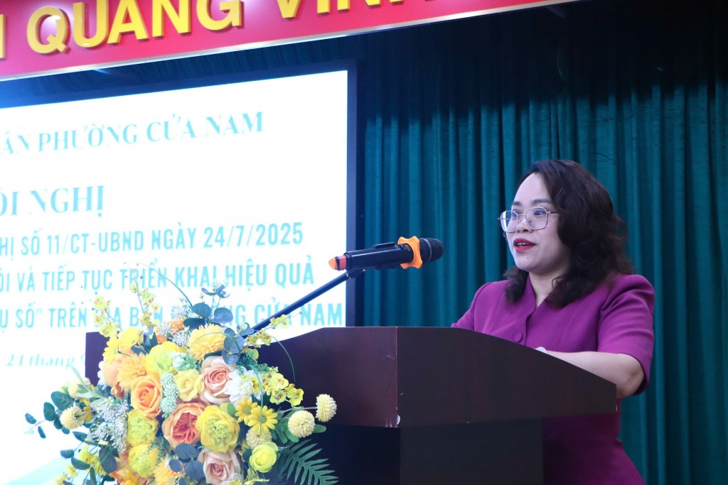 Bà Trịnh Ngọc Trâm - Phó Chủ tịch UBND phường Cửa Nam phát biểu tại hội nghị