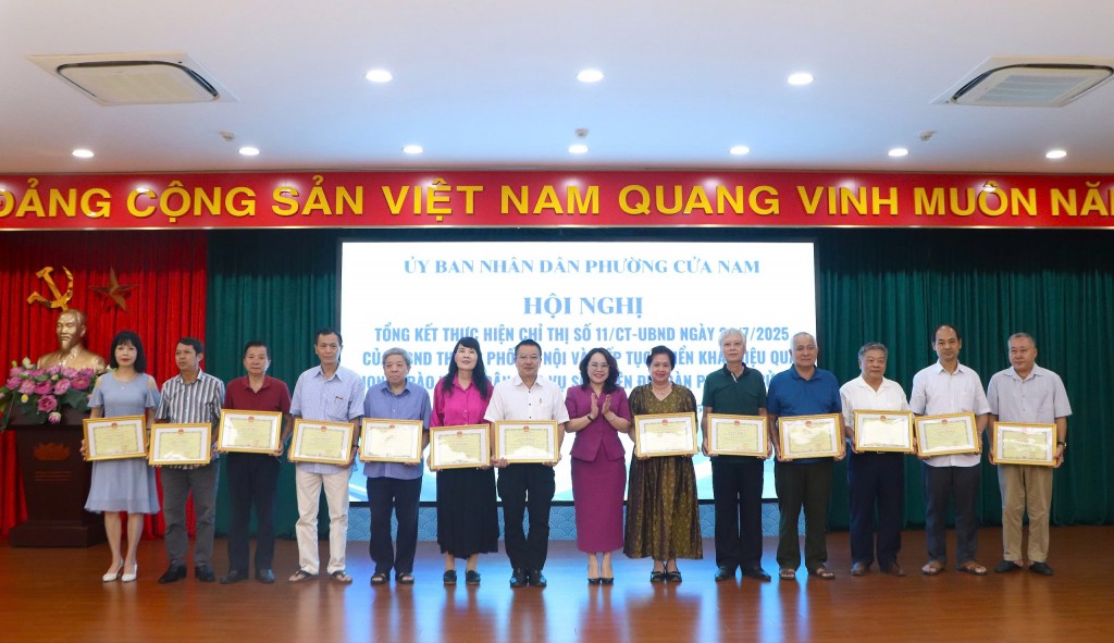 Các đồng chí lãnh đạo Sở Khoa học và Công nghệ TP Hà Nội và phường Cửa Nam tặng giấy khen cho các đơn vị, cá nhân có thành tích trong 45 ngày đêm thực hiện chiến dịch chuyển đổi số