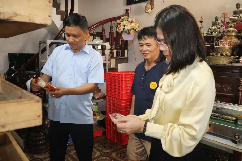 Xã Bát Tràng đẩy mạnh công tác kiểm tra an toàn thực phẩm dịp Tết Trung thu