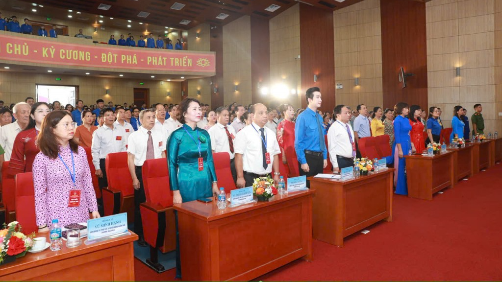 Các vị đại biểu thực hiện nghi thức chào cờ 