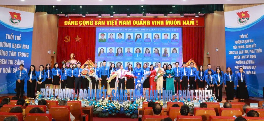 Các vị đại biểu tặng hoa chúc mừng Ban Chấp 