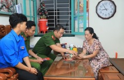 "Đi từng ngõ, gõ từng nhà" đưa công nghệ số đến với người dân