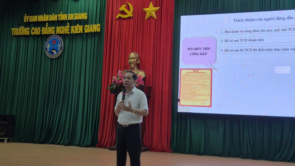 TS. Nguyễn Hữu Hoàng trực tiếp đứng lớp chia sẻ tại buổi tập huấn TS. Nguyễn Hữu Hoàng trực tiếp đứng lớp chia sẻ tại buổi tập huấn