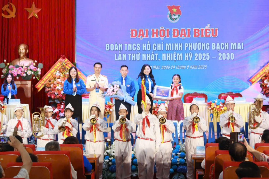 Đoàn đại biểu thiếu nhi chúc mừng Đại hội