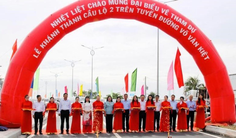 Nghi thức cắt băng khánh thành Cầu Lộ 2