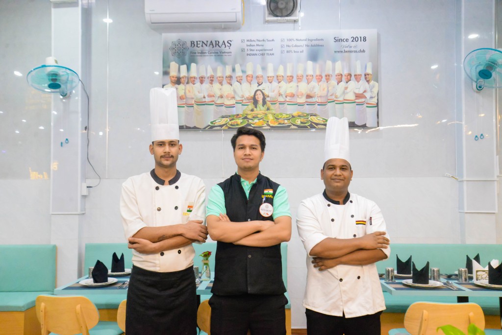 Điểm nhấn của Benaras Pearl chính là đội ngũ nhân sự 100% người Ấn Độ, từ đầu bếp đến nhân viên phục vụ, mang đến hương vị và phong cách chuẩn mực truyền thống. Điểm nhấn của Benaras Pearl chính là đội ngũ nhân sự 100% người Ấn Độ, từ đầu bếp đến nhân viên phục vụ, mang đến hương vị và phong cách chuẩn mực truyền thống.