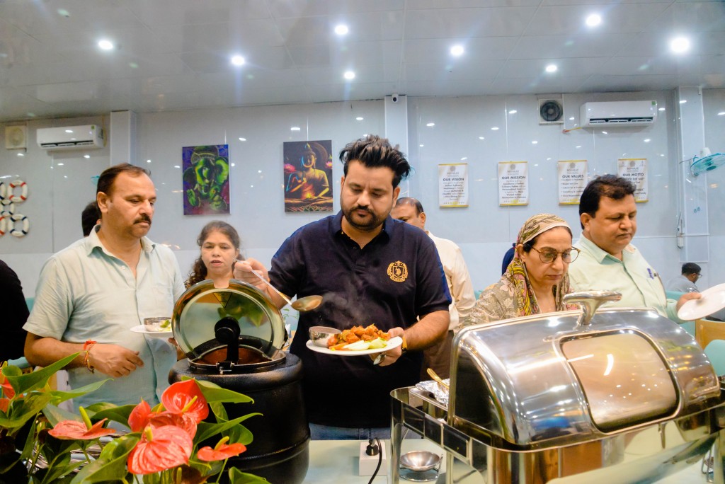 Benaras còn là nơi giúp những du khách Ấn Độ tìm thấy hương vị quen thuộc như ở chính ngôi nhà của mình Benaras còn là nơi giúp những du khách Ấn Độ tìm thấy hương vị quen thuộc như ở chính ngôi nhà của mình