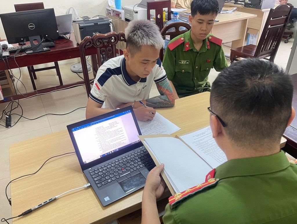 Đối tượng cầm đầu Nguyễn Hồng Quân tại cơ quan Công an Đối tượng cầm đầu Nguyễn Hồng Quân tại cơ quan Công an