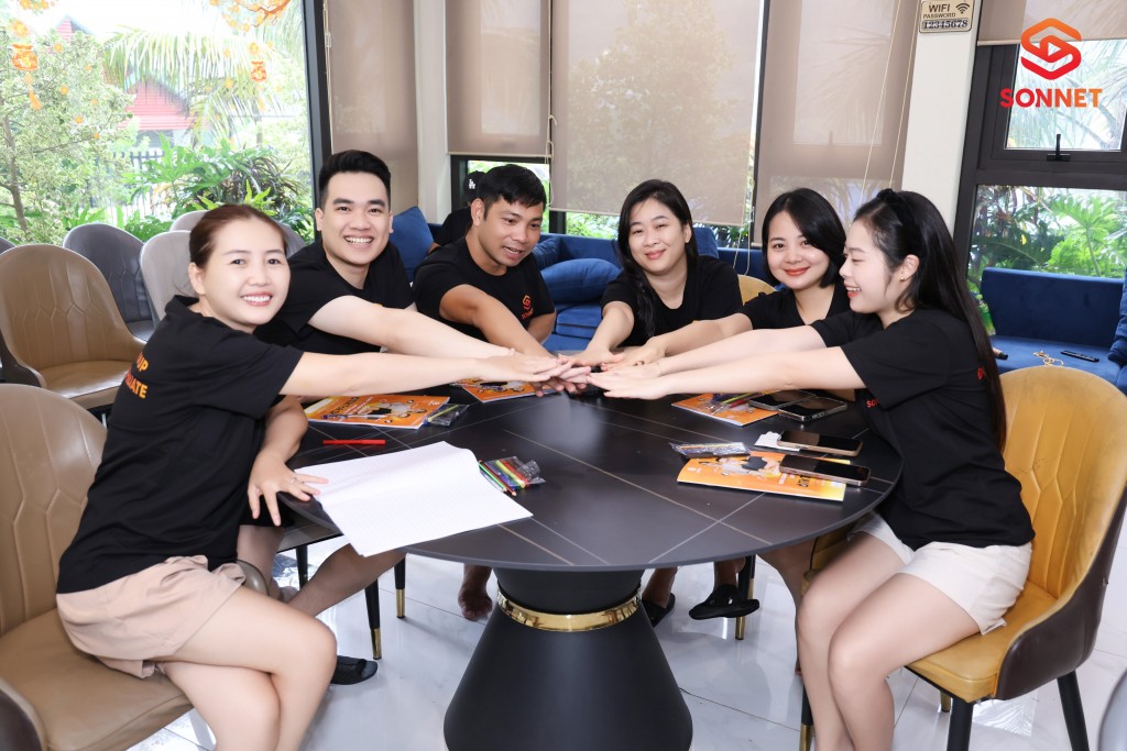 Người tham gia được hướng dẫn lựa chọn sản phẩm phù hợp để làm Affiliate bởi chuyên gia từ Sonnet Group. Người tham gia được hướng dẫn lựa chọn sản phẩm phù hợp để làm Affiliate bởi chuyên gia từ Sonnet Group.