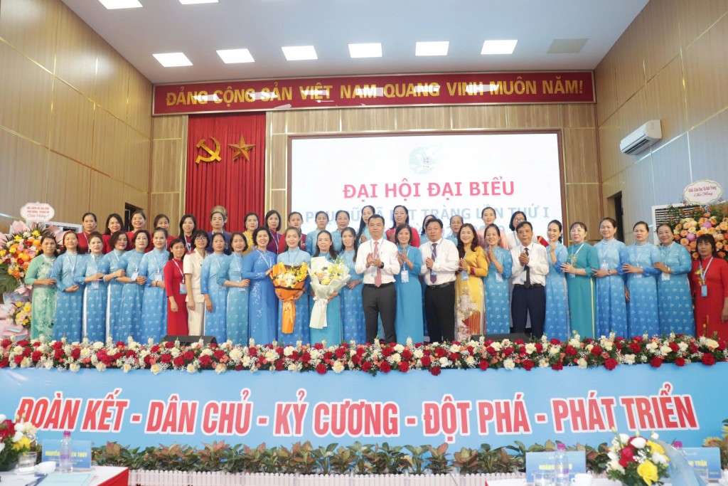 Phát huy vai trò của phụ nữ trong xây dựng gia đình văn minh, tiến bộ, hạnh phúc Phát huy vai trò của phụ nữ trong xây dựng gia đình văn minh, tiến bộ, hạnh phúc