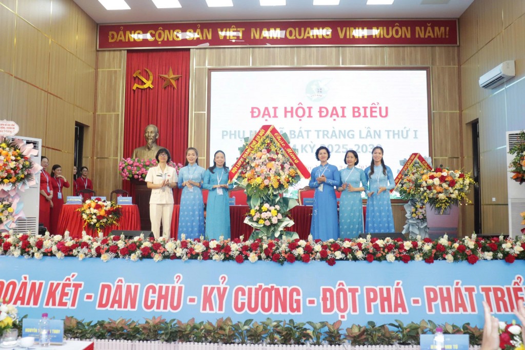 Phát huy vai trò của phụ nữ trong xây dựng gia đình văn minh, tiến bộ, hạnh phúc Phát huy vai trò của phụ nữ trong xây dựng gia đình văn minh, tiến bộ, hạnh phúc