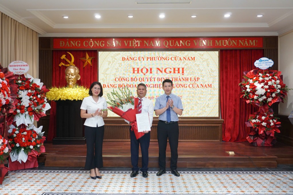 Bí thư Đảng ủy - Chủ tịch HĐND phường Cửa Nam Phạm Tuấn Long và Phó Bí thư Thường trực Đảng uỷ phường Phạm Thị Thu Thuỷ trao quyết định, tặng hoa chúc mừng ông Phạm Văn Tâm