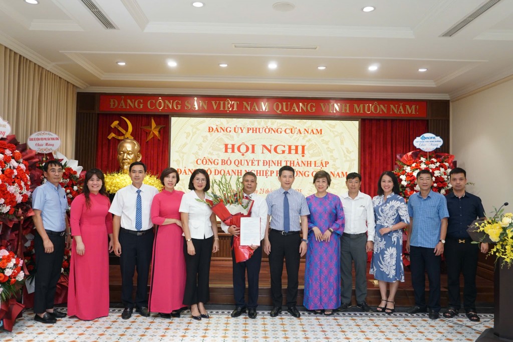 Các đồng chí lãnh đạo và đại biểu chụp ảnh lưu niệm cùng Ban Chấp hành Đảng bộ Khối Doanh nghiệp phường Cửa Nam