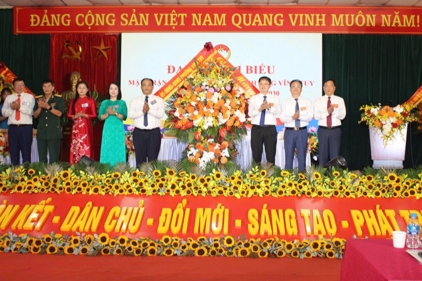 Lãnh đạo phường Vĩnh Tuy tặng hoa chúc mừng Đại hội Lãnh đạo phường Vĩnh Tuy tặng hoa chúc mừng Đại hội