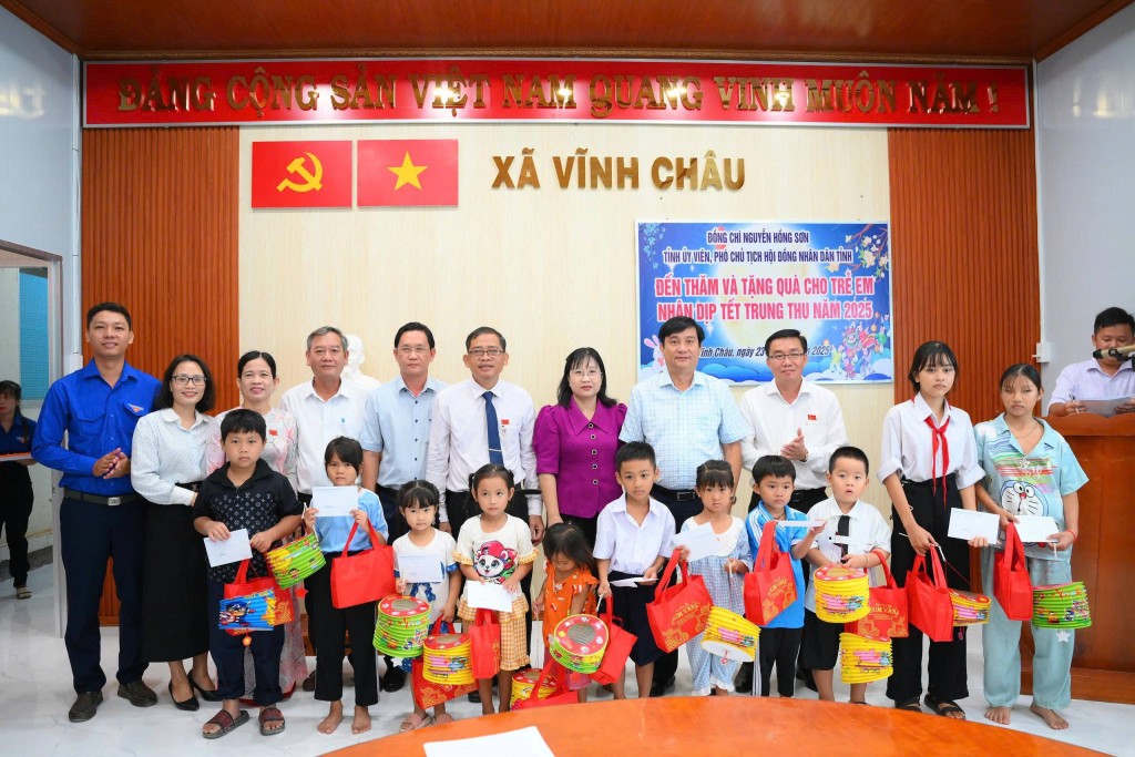 Lãnh đạo tỉnh Tây Ninh mang Tết Trung thu ấm áp đến trẻ em