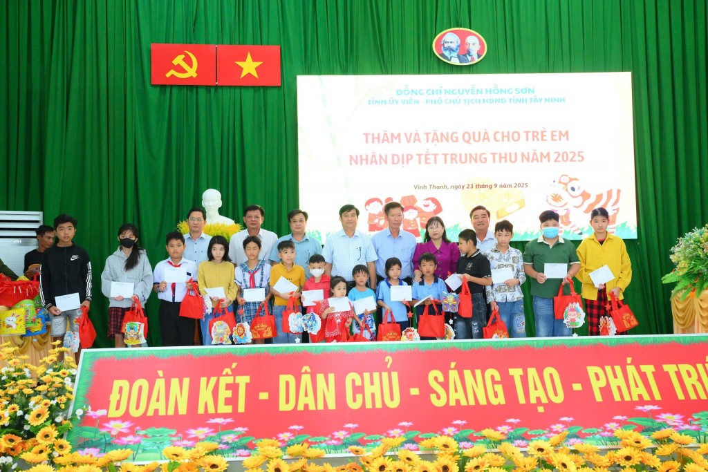Lãnh đạo tỉnh Tây Ninh mang Tết Trung thu ấm áp đến trẻ em