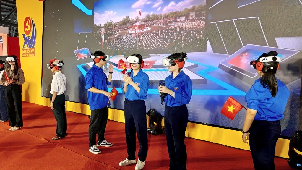 Các bạn trẻ hào hứng khi trải nghiệm công nghệ VR, tái hiện lịch sử Các bạn trẻ hào hứng khi trải nghiệm công nghệ VR, tái hiện lịch sử