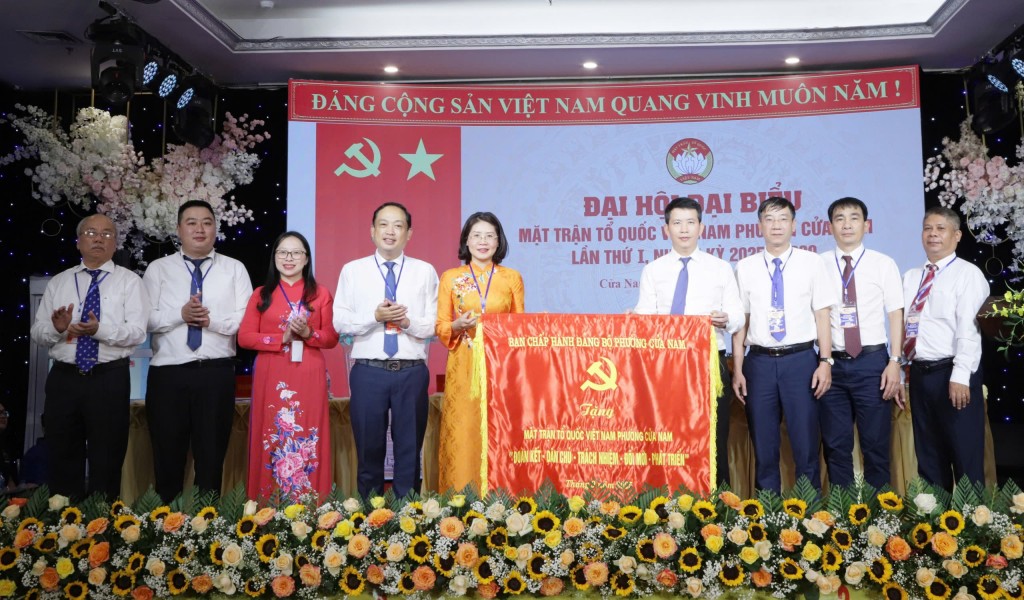 Đồng chí Phạm Tuấn Long - Bí thư Đảng ủy, Chủ tịch HĐND phường cùng các đồng chí trong Ban Thường vụ Đảng uỷ phường Cửa Nam tặng bức trướng chúc mừng Đại hội