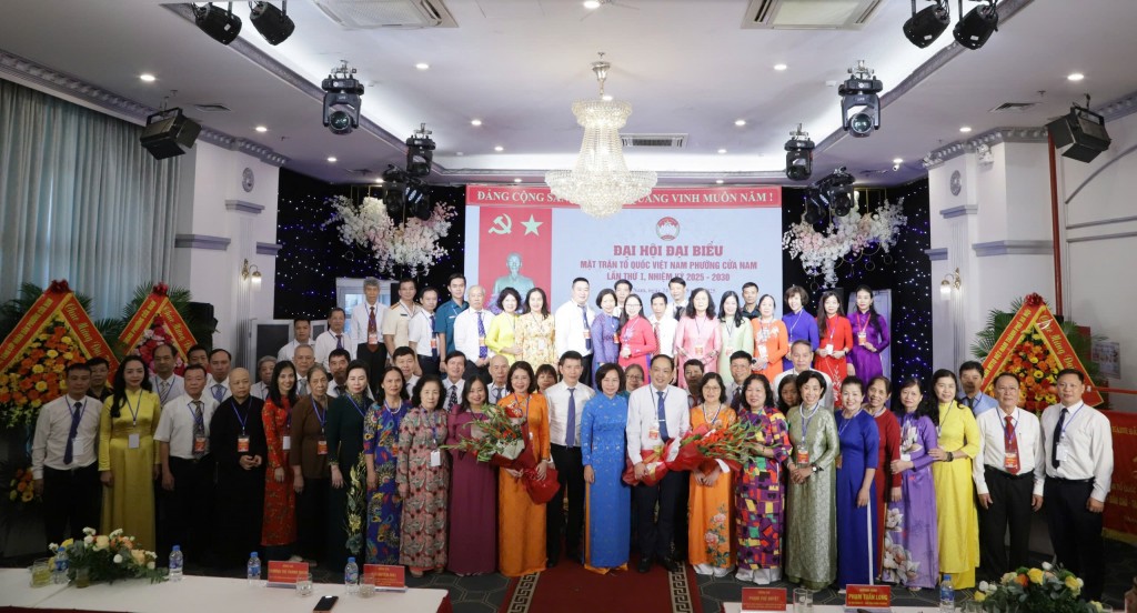 Các đồng chí lãnh đạo thành phố và phường Cửa Nam chúc mừng 64 Ủy viên Ủy ban MTTQ Việt Nam phường khoá I, nhiệm kỳ 2025 - 2030 