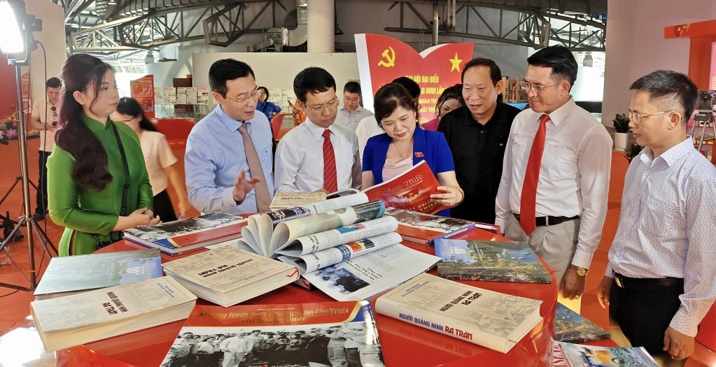 Các đồng chí lãnh đạo tỉnh, sở, ngành, đơn vị tham quan khu vực trưng bày, triển lãm các ấn phẩm chào mừng Đại hội đại biểu Đảng bộ tỉnh Quảng Ninh lần thứ XVI. Các đồng chí lãnh đạo tỉnh, sở, ngành, đơn vị tham quan khu vực trưng bày, triển lãm các ấn phẩm chào mừng Đại hội đại biểu Đảng bộ tỉnh Quảng Ninh lần thứ XVI.