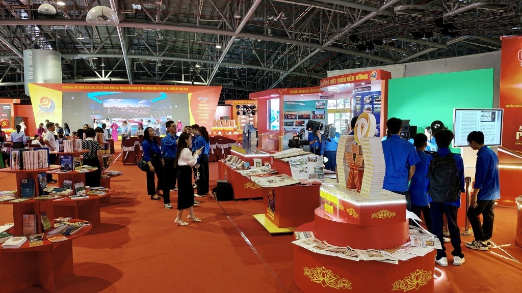 Triển lãm thu hút đông đảo người dân tới tham quan Triển lãm thu hút đông đảo người dân tới tham quan