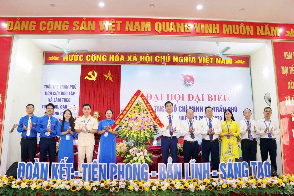 Lãnh đạo xã Trần Phú tặng hoa chúc mừng Đại hội