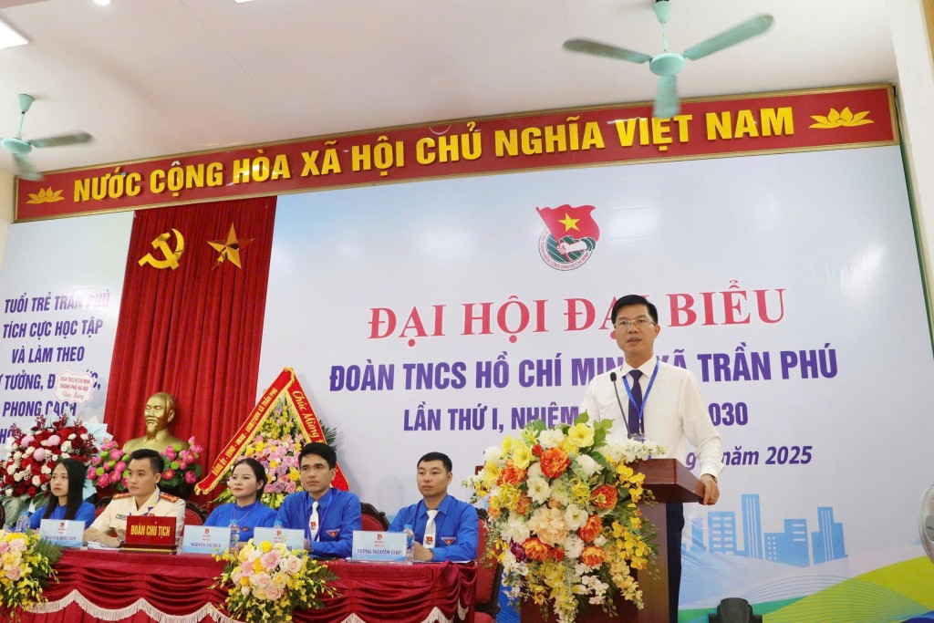 Đồng chí Nguyễn Nguyên Hùng, Bí thư Đảng ủy xã Trần Phú phát biểu tại Đại hội