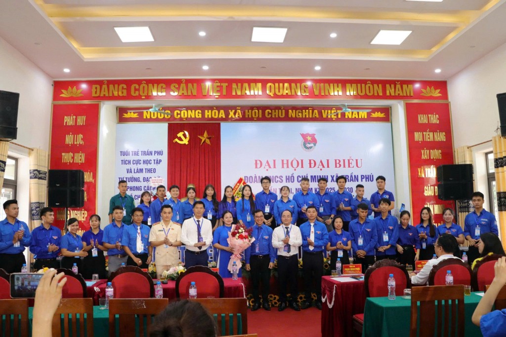 Ban Chấp hành Đoàn xã ra mắt tại Đại hội