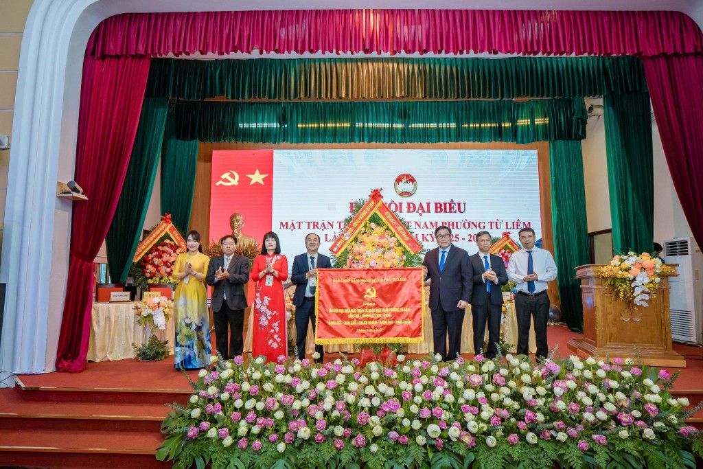 Bí thư Đảng ủy, Chủ tịch HĐND phường Nguyễn Quang Hiếu cùng các đồng chí lãnh đạo phường Từ Liêm tặng bức trướng chúc mừng Đại hội