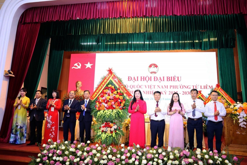 Ủy viên Ban Thường vụ Thành ủy, Chủ tịch Ủy ban MTTQ Việt Nam TP Hà Nội Nguyễn Lan Hương cùng các đại biểu tặng hoa chúc mừng Đại hội