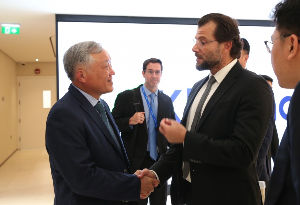 Ông Ali Al Amine, Phó Chủ tịch cấp cao Tập đoàn G42 bày tỏ vui mừng khi gặp Phó Thủ tướng Thường trực Chính phủ Nguyễn Hòa Bình - Ảnh: VGP/Nguyễn Hoàng