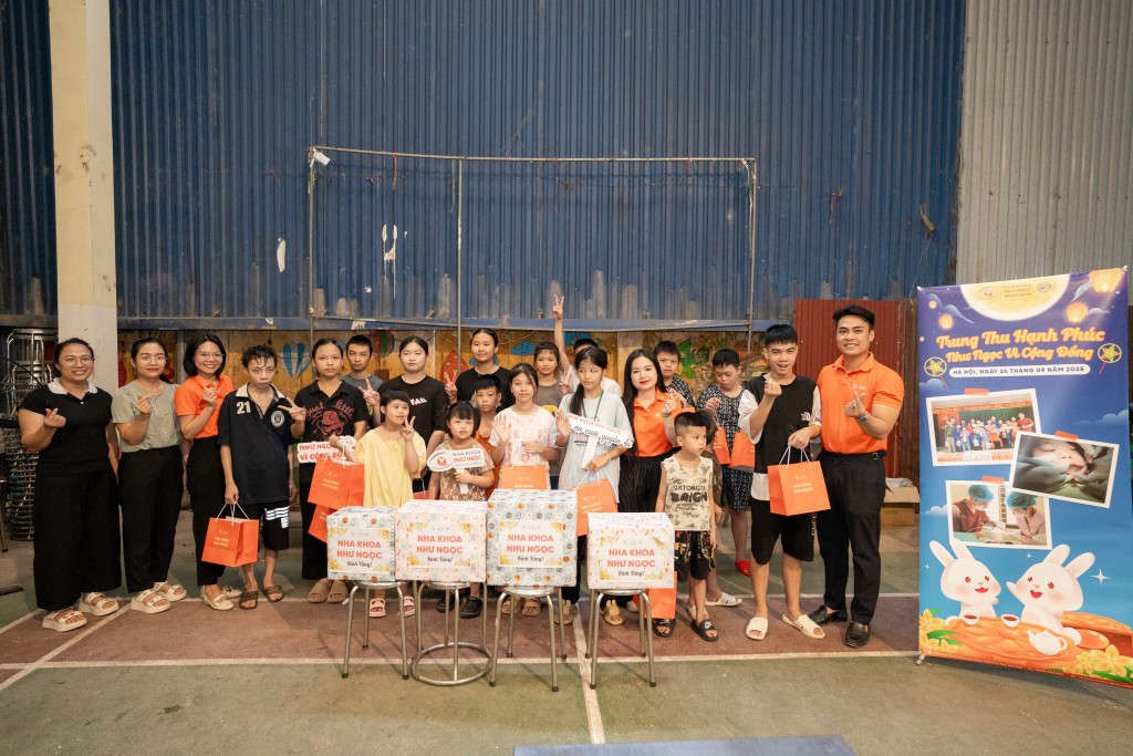 Đại diện phòng khám Nha khoa Như Ngọc sẻ chia yêu thương với các bạn nhỏ khuyết tật