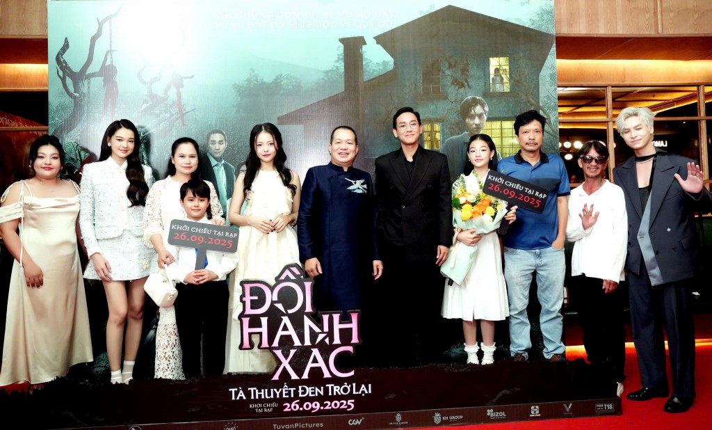 Đoàn phim chụp ảnh cùng các vị khách mời