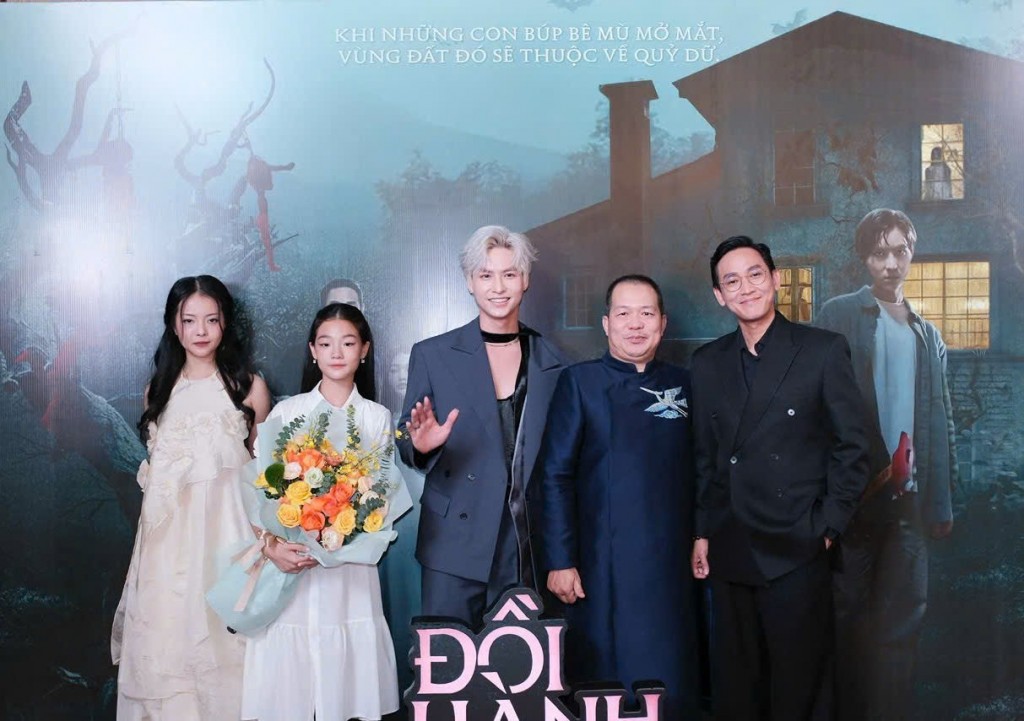 Đạo diễn Lương Đình Dũng và các diễn viên trong phim