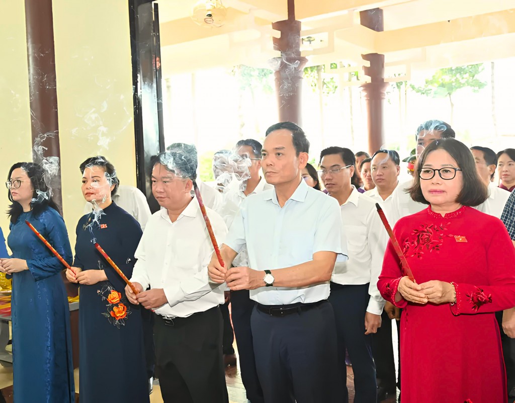 Bí thư Thành ủy TPHCM Trần Lưu Quang cùng đoàn đại biểu dâng hương tưởng nhớ các Anh hùng liệt sĩ tại Đền thờ Liệt sĩ Long Phước. Bí thư Thành ủy TPHCM Trần Lưu Quang cùng đoàn đại biểu dâng hương tưởng nhớ các Anh hùng liệt sĩ tại Đền thờ Liệt sĩ Long Phước.