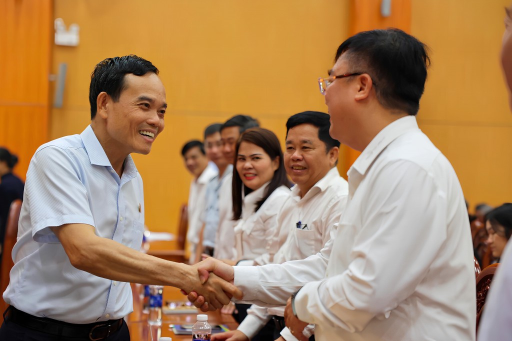 Bí thư Thành ủy TPHCM Trần Lưu Quang tiếp xúc cử tri các phường Bà Rịa, Long Hương, Tam Long. Bí thư Thành ủy TPHCM Trần Lưu Quang tiếp xúc cử tri các phường Bà Rịa, Long Hương, Tam Long.