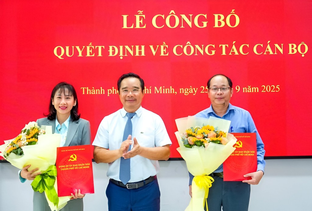 Bí thư Đảng ủy, Chủ tịch UBND TP Hồ Chí Minh Nguyễn Văn Được trao quyết định cho đồng chí Dương Hồng Thắng và Phạm Thị Thanh Hiền (Ảnh: Hữu Hạnh)