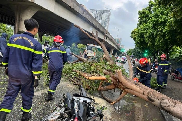 Cảnh sát khuyến cáo người dân đảm bảo an toàn mùa mưa, bão