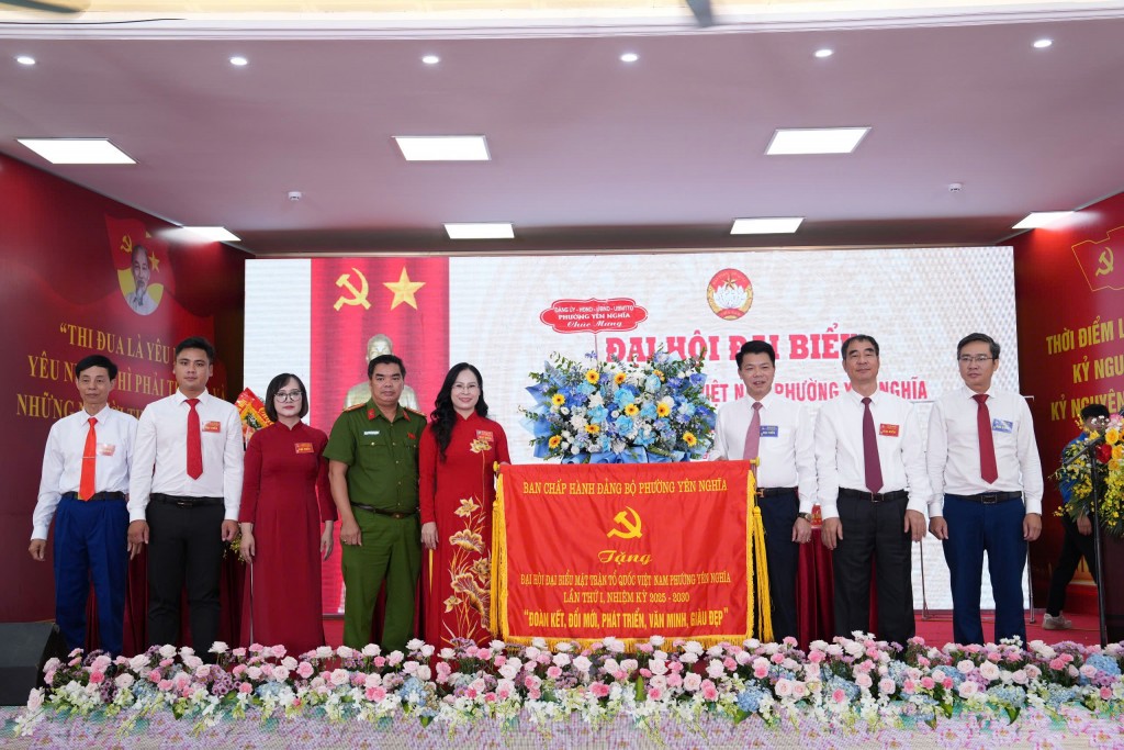 Các đồng chí lãnh đạo Đảng uỷ - HĐND - UBND phường Yên Nghĩa trao tặng Uỷ ban MTTQ phường Yên Nghĩa bức trướng 